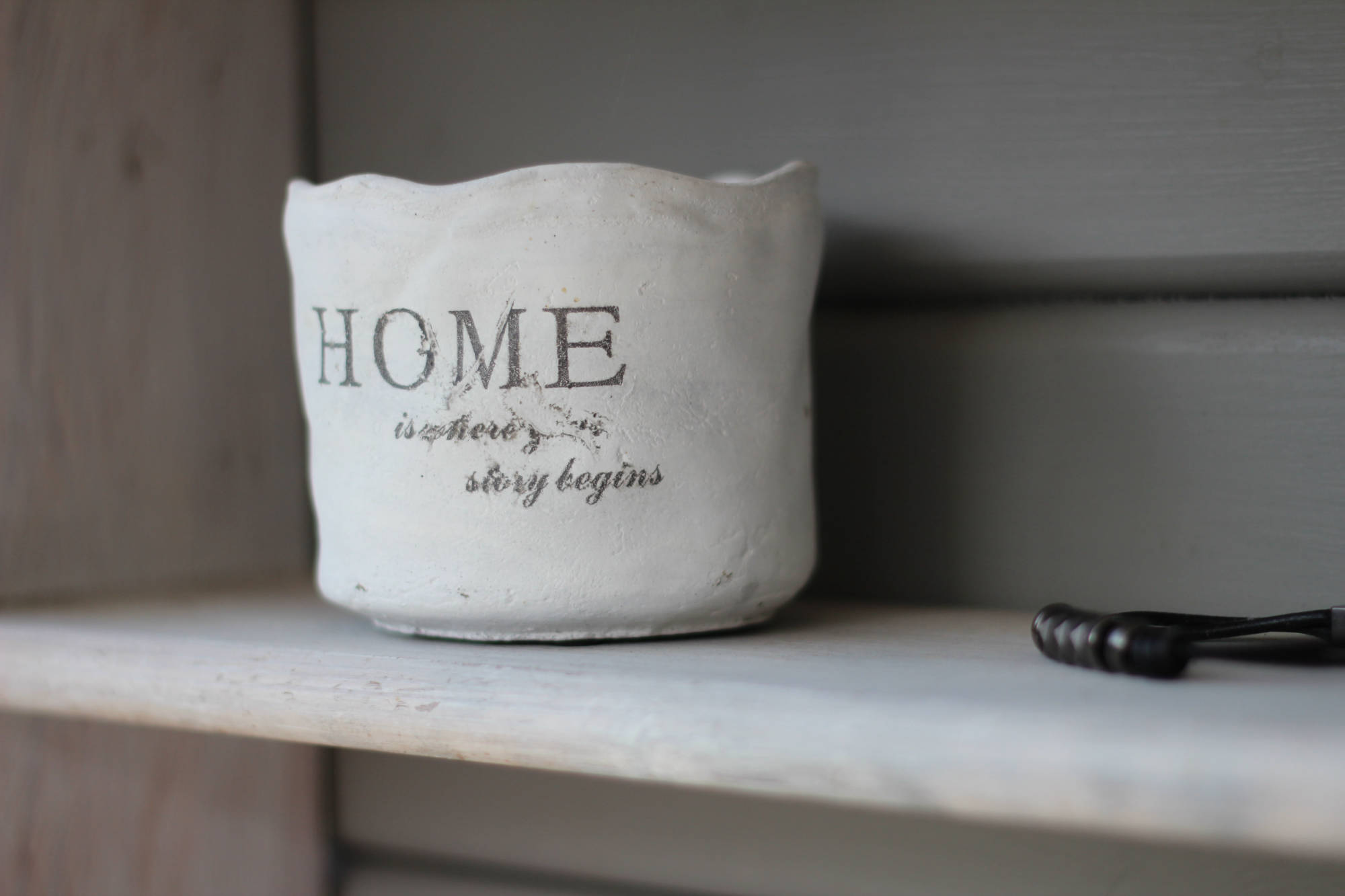 Gefäß mit Schriftzug Home